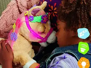 Gioco di peluche unicorno decorato con nastri e fiori colorati.