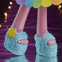 Sandali con zeppa scolpita azzurri bambola trolls poppy con ciondolo sole giallo sul piede sinistro