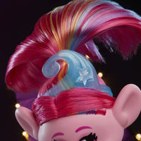 Una bambola trolls poppy con parrucca arcobaleno lucida su accessorio a stella blu traslucido