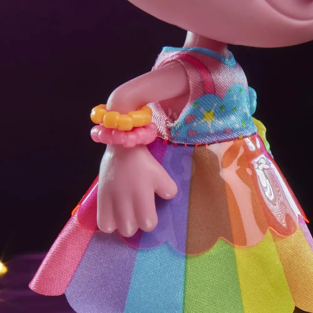 Bambola trolls poppy con vestito arcobaleno, top blu con stelle e braccialetti colorati in perline