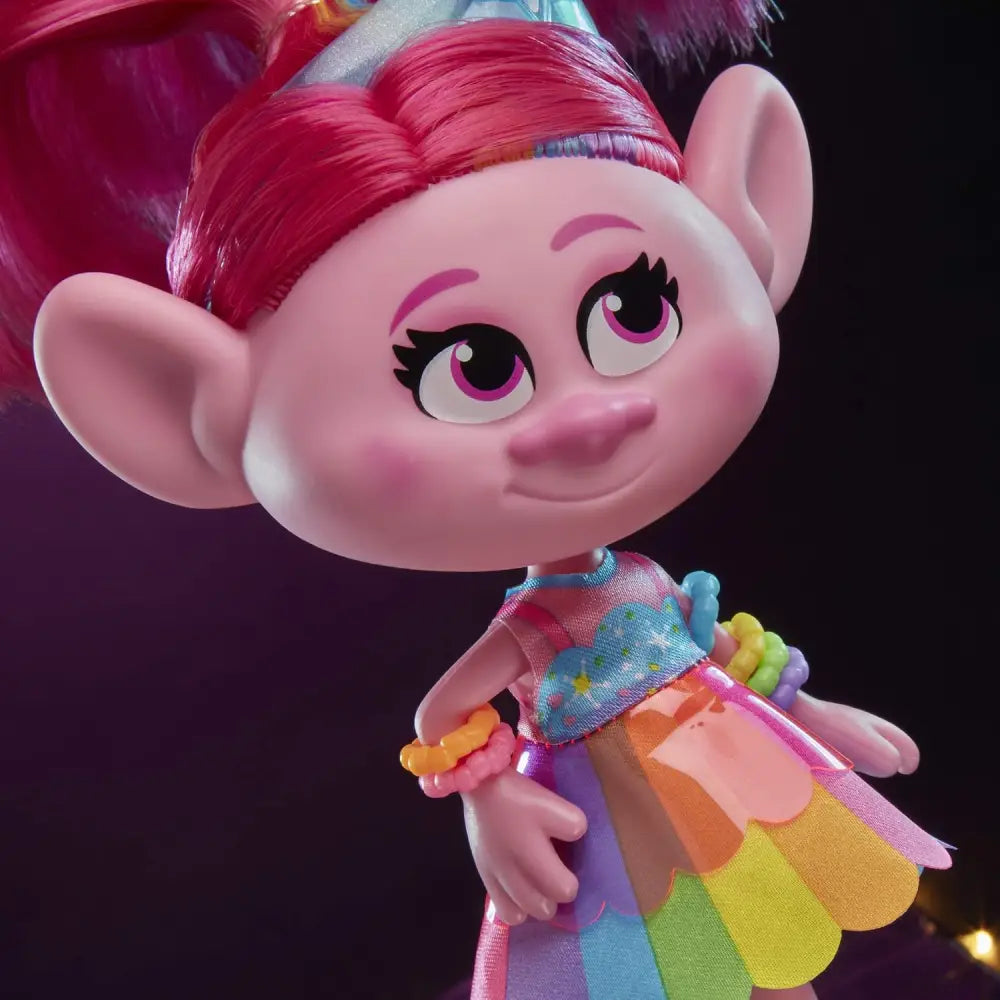 Bambola trolls poppy con capelli rossi vivaci, vestito arcobaleno colorato e accessori glitterati
