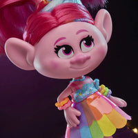 Bambola trolls poppy con capelli rossi vivaci, vestito arcobaleno colorato e accessori glitterati