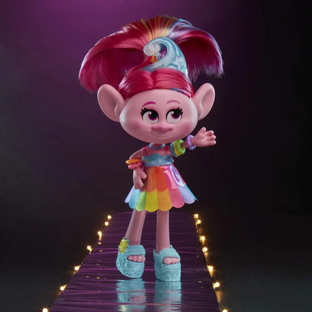 Bambola trolls poppy doll with vibrant rainbow colors and tall spiky red and blue mohawk hairstyle