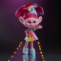 Bambola trolls poppy doll with vibrant rainbow colors and tall spiky red and blue mohawk hairstyle