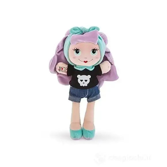 Bambola tattoo girl trudi con capelli viola, maglietta nera con orso bianco e shorts di jeans