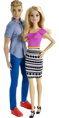 Bambole Barbie e Ken vestite con outfit coordinati, con una maglia rosa vivace con bordi gialli per Barbie e una camicia blu strutturata abbinata a scarpe rosso brillante per Ken.