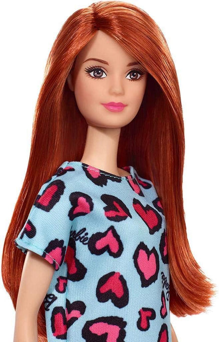 Barbie Capelli Rossi con Vestito Cuori e Sneakers
