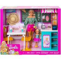 Barbie set bambola con bambola bionda in top verde a righe e pantaloncini rosa accanto a bambola più piccola in completo blu e rosa