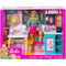 Barbie set bambola con bambola bionda in top verde a righe e pantaloncini rosa accanto a bambola più piccola in completo blu e rosa