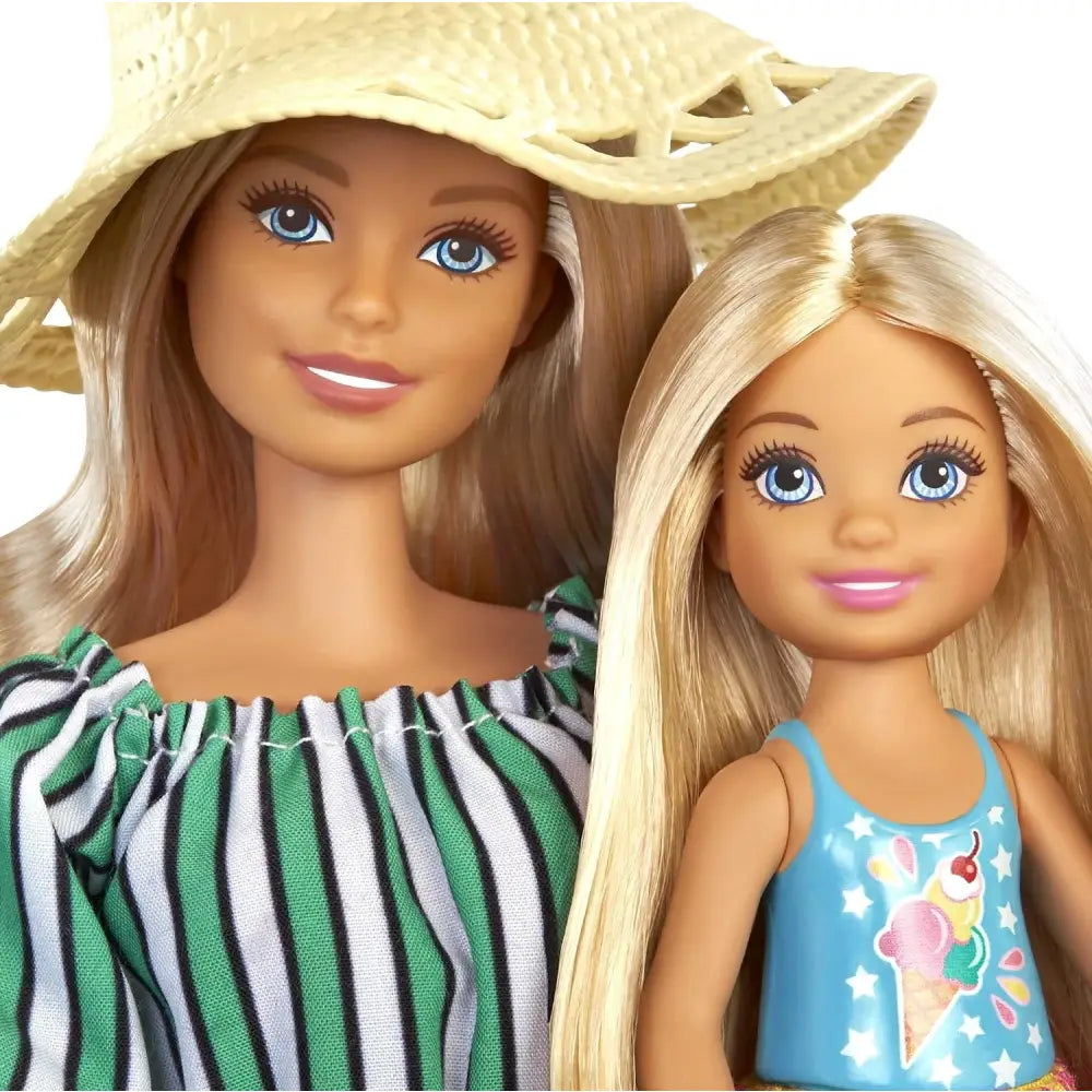 Barbie set bambola con due bambole, una con cappello di paglia e top a righe verdi, l’altra con canotta blu e gelato