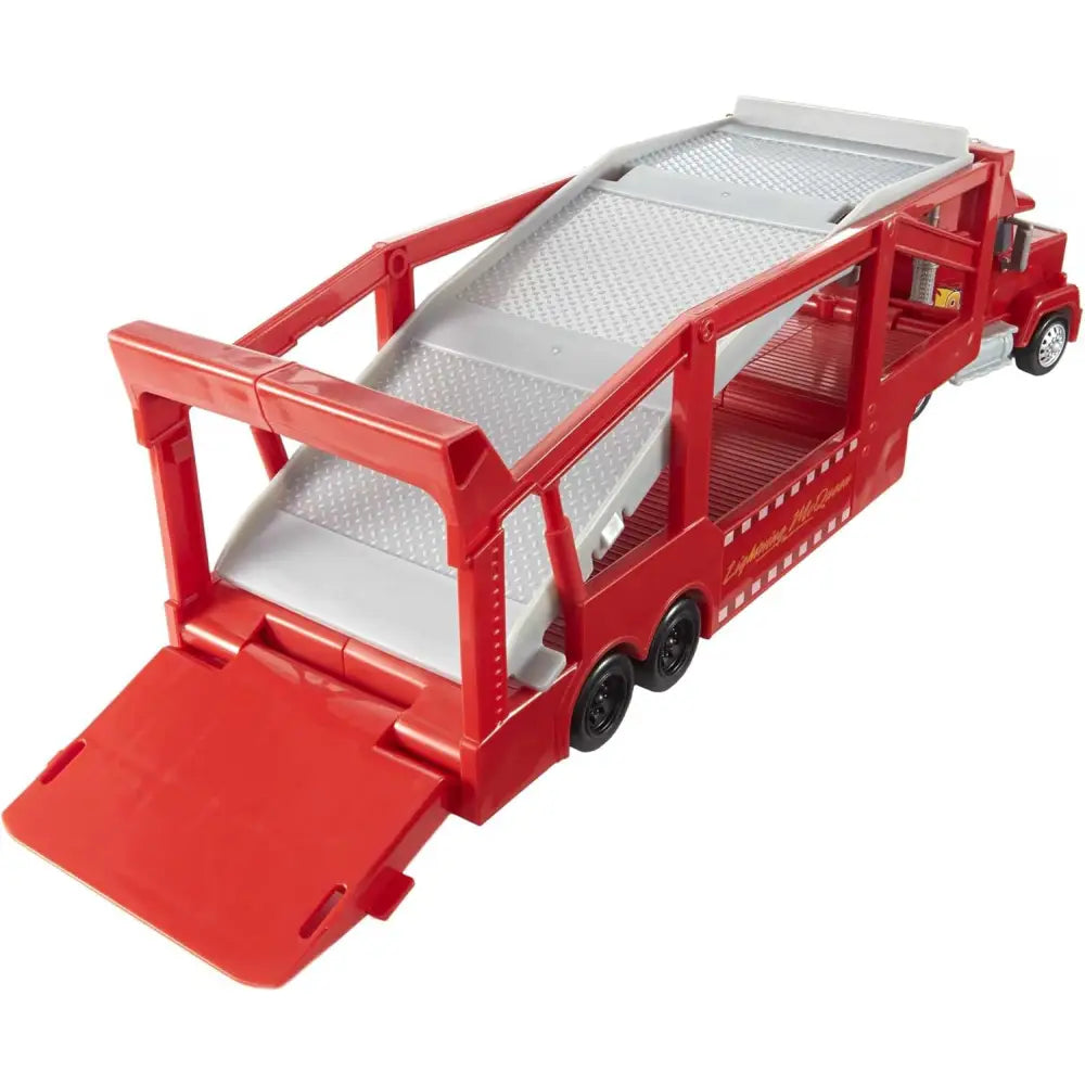 Red camion trasportatore in plastica con rampa grigia e ruote nere cars mack camion trasportatore
