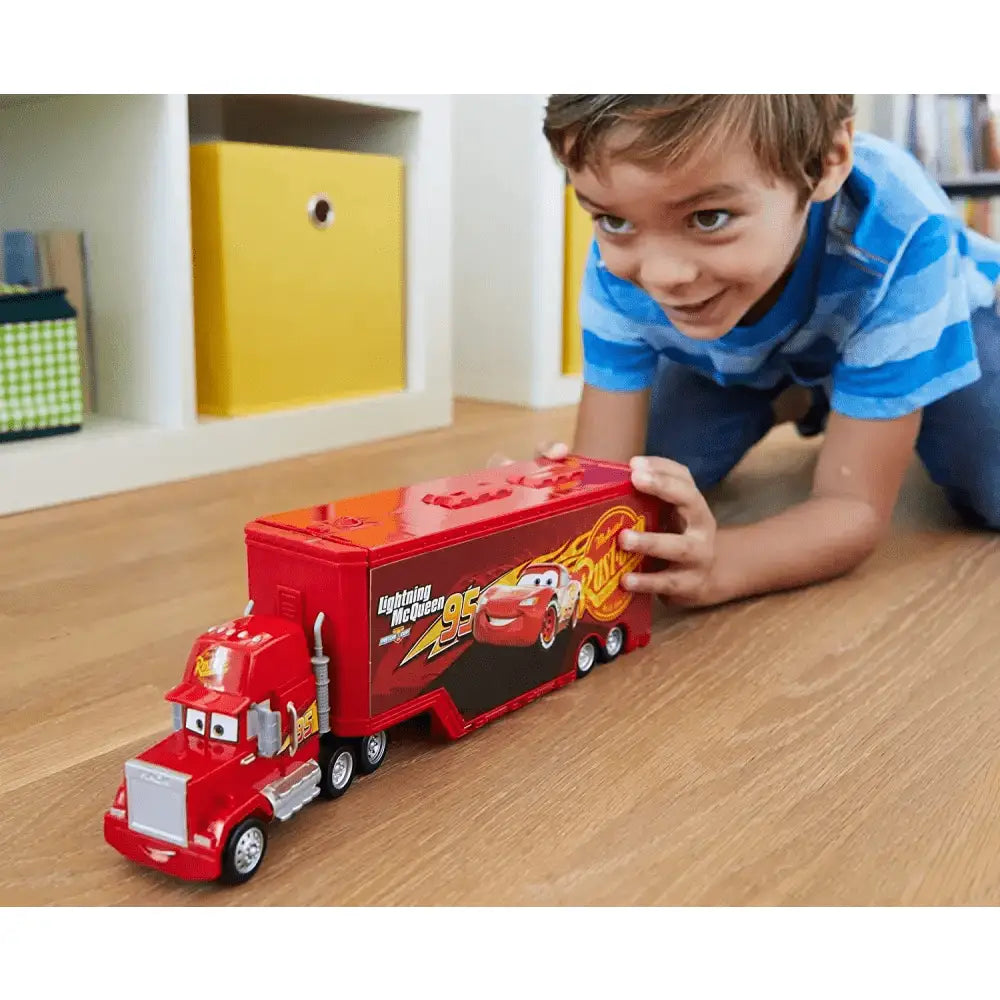 Red lightning mcqueen giocattolo con finitura lucida e dettagli film disney per cars playset trasportatore camion di mack