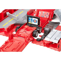 Rosso giocattolo auto da corsa con motore dettagliato su pista rossa playset trasportatore camion film disney
