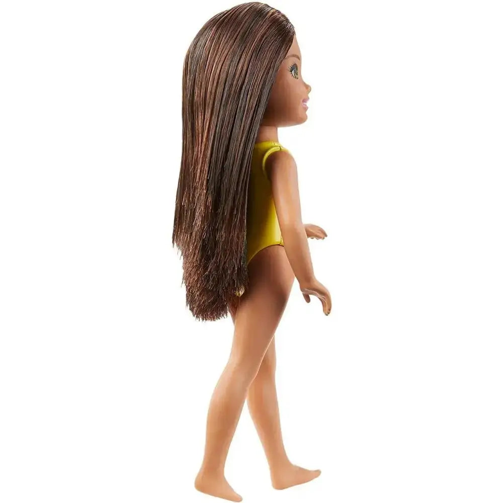 Chelsea bambola Barbie Club con costume intero giallo e capelli castani lunghi e lisci