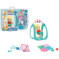 Teal swing in plastica cicciobello amicicci con bambola bionda in abito rosso seduta all’interno altalena playset
