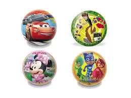 Quattro coloratissime palline di plastica rotonde con personaggi dei cartoni animati popolari come Saetta McQueen, Minnie Mouse e Gattoboy.