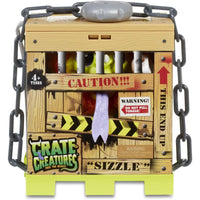 Giocattolo crate creatures sizzle in cassa di legno con catene nere e lingua viola di mga