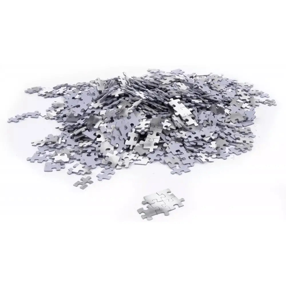 Una pila di pezzi metallici argentati del puzzle d10s maradona da 1000 pezzi su superficie bianca