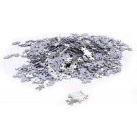 Una pila di pezzi metallici argentati del puzzle d10s maradona da 1000 pezzi su superficie bianca