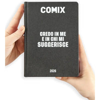 Diario 16 Mesi 2025/26 - COMIX - Giornaliero Standard Nero/Bianco - Franco Panini - 8058263231701