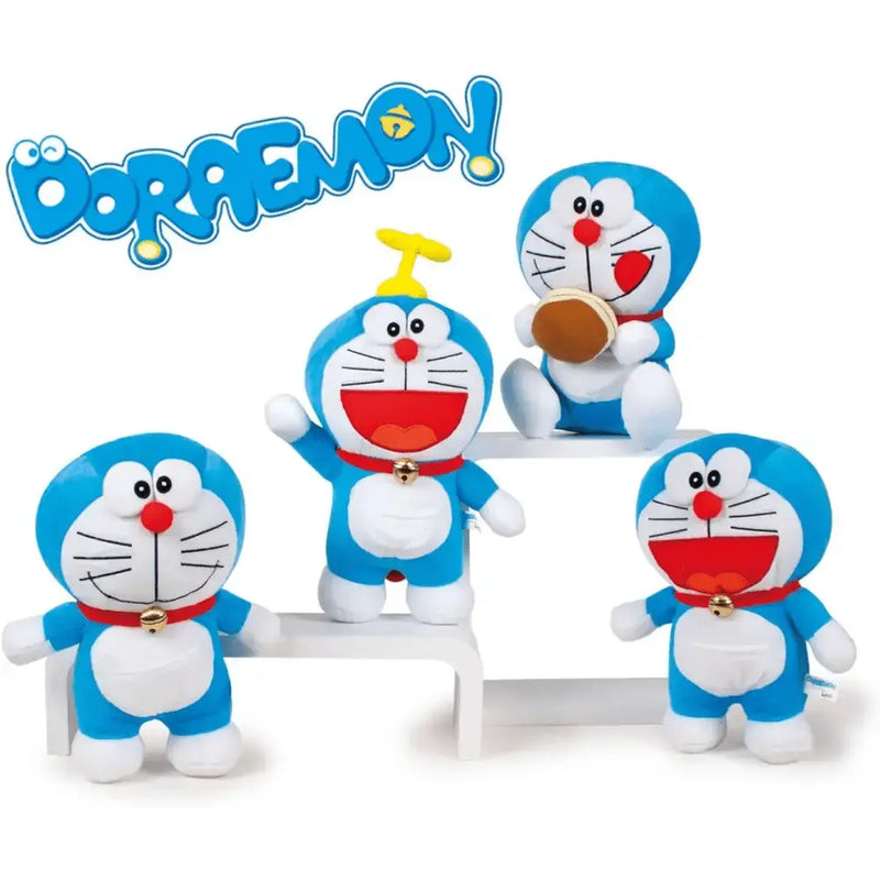 Doraemon peluche 40 cm in diversi modelli blu e bianco con collarino rosso e campanellino dorato in morbido tessuto