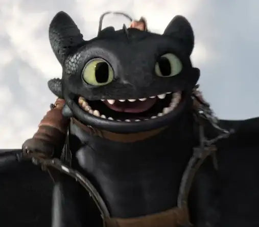 Un drago nero sorridente con occhi verdi e denti bianchi.