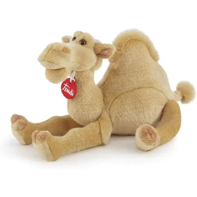 Un peluche trudi dromedario dario con pelo morbido color sabbia e dettagli cuciti viso e gambe con etichetta faudi rossa