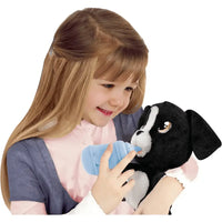 Peluche cane nero emotion pets cry con occhi marroni che beve da un biberon blu pets cry pets