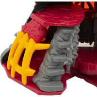 Playset vulcano gormiti con tetto rosso plastica, pilastri grigi effetto pietra e cancello giallo con tanti accessori