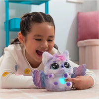 Unicorno di peluche viola e rosa con ali e luci blu sul petto hatchimals alive uovo mystery hatch pufficorn