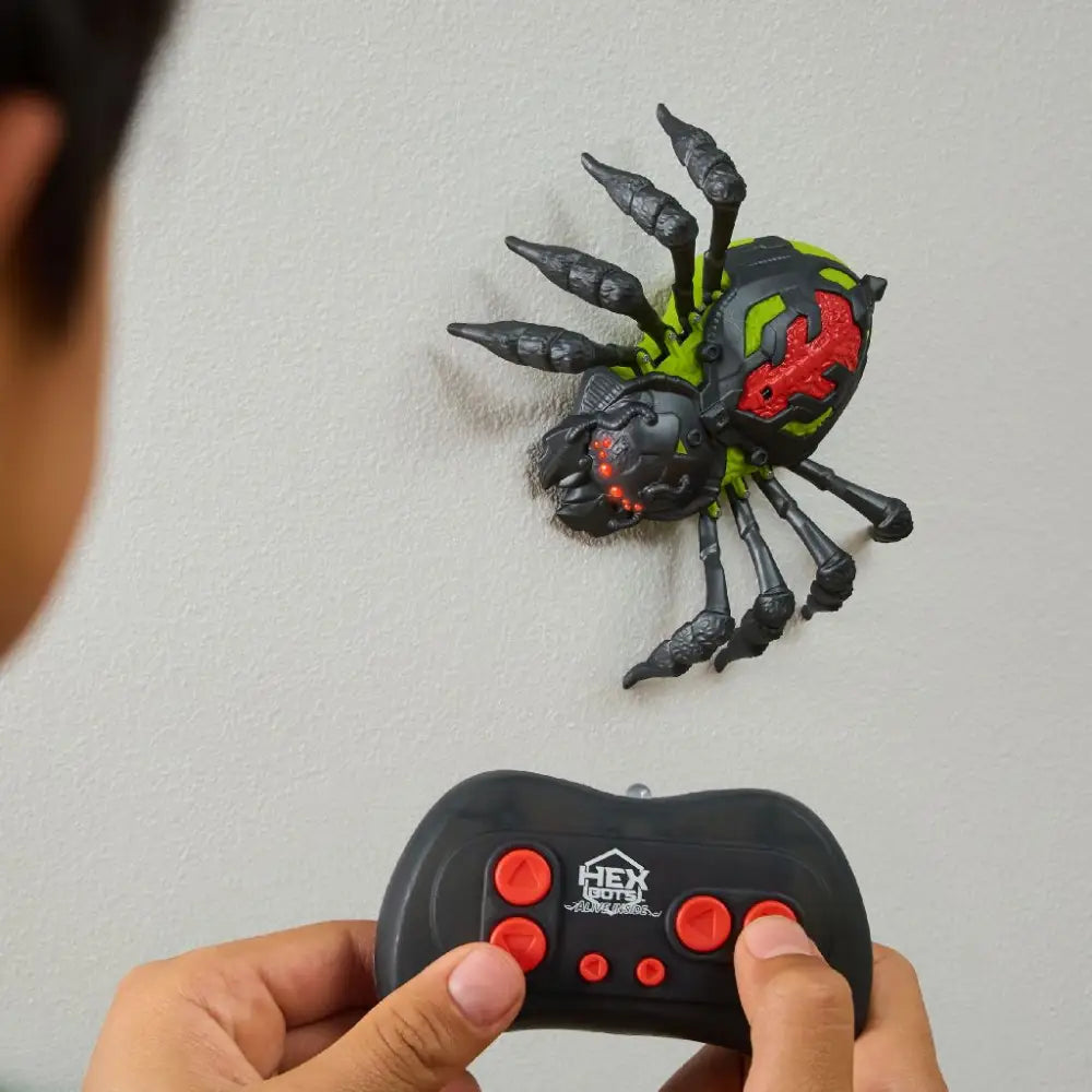 Hex bots ragno che si arrampica telecomandato nero e verde con occhi arancioni luminosi e dettagli rossi