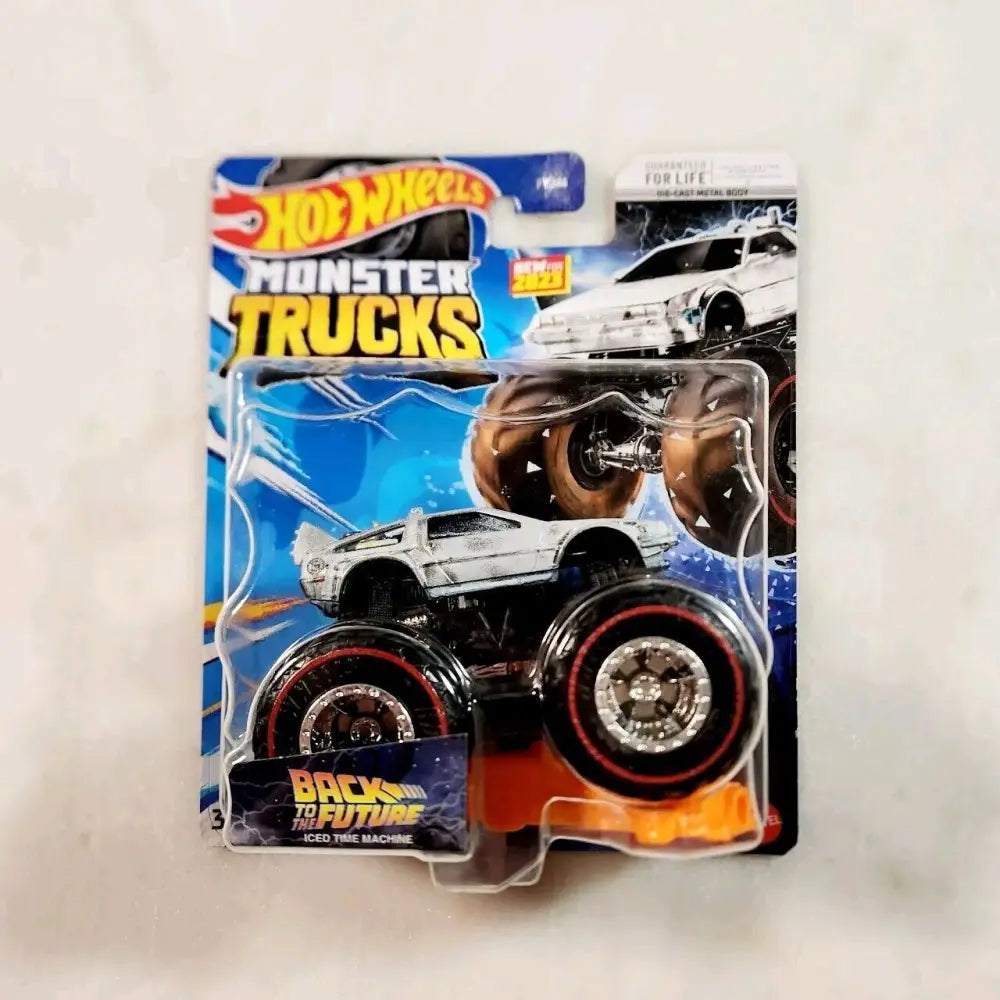 Hot wheels monster trucks ritorno al futuro bianco con ruote nere e rosse oversize in confezione blu trasparente