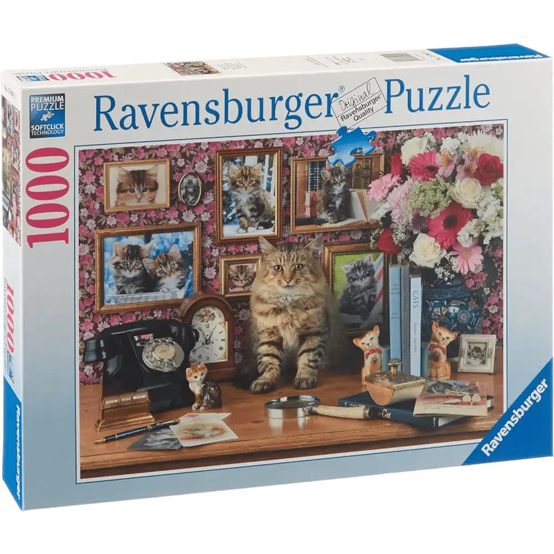 Scatola puzzle Ravensburger 1000 pezzi piccolo gatto con tecnologia soft-click raffigurante gatto tigrato su scrivania vintage