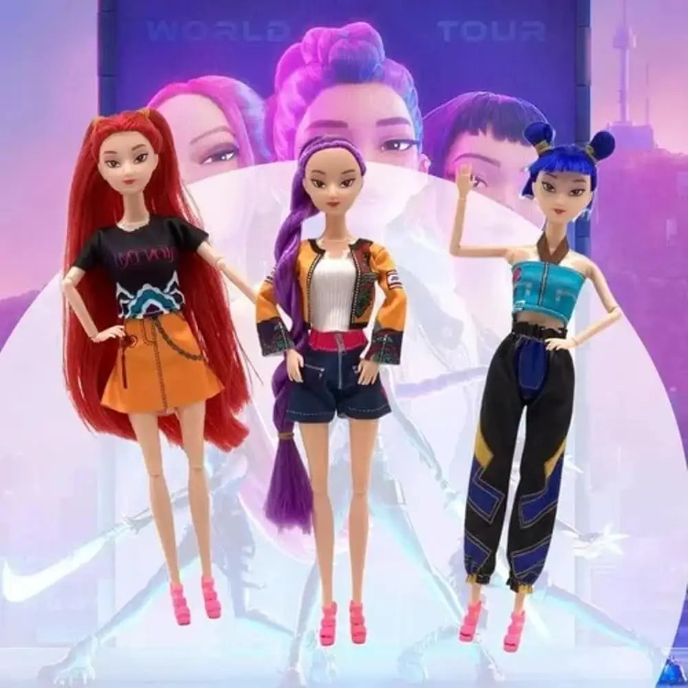 Tre bambole k pop idols set con capelli colorati e abiti dettagliati in posa dinamica su sfondo luminoso