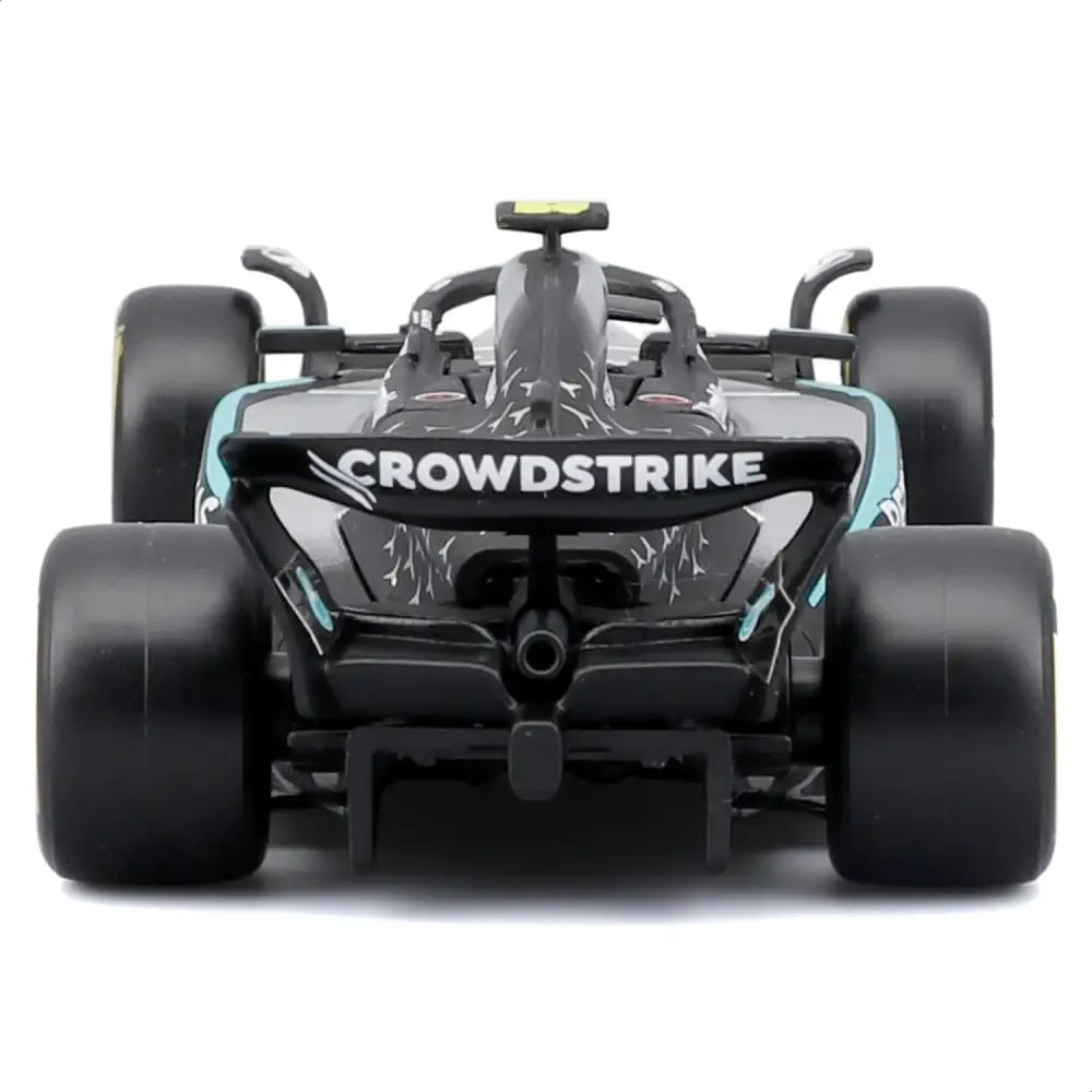Modellino scala 1:43 formula 1 mercedes f1 w16 nero e teal con branding crowdstrike sulla ala posteriore vista posteriore
