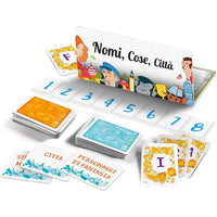 Nomi cose gioco da tavolo con carte illustrate colorate e personaggi giocosi nei toni arancione blu e bianco