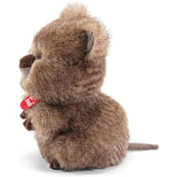 Peluche quokka trudi 27135 con peluche quokka marrone morbido con pelo soffice e tag rossa al collo
