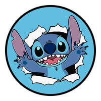 Personaggio dei cartoni animati blu stile Stitch che irrompe attraverso uno sfondo circolare azzurro chiaro con bordi bianchi simili a carta.