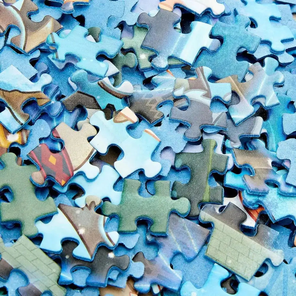 Una pila di pezzi frozen jigsaw puzzle 1000 pezzi con disegni intricati blu e verdi colorati