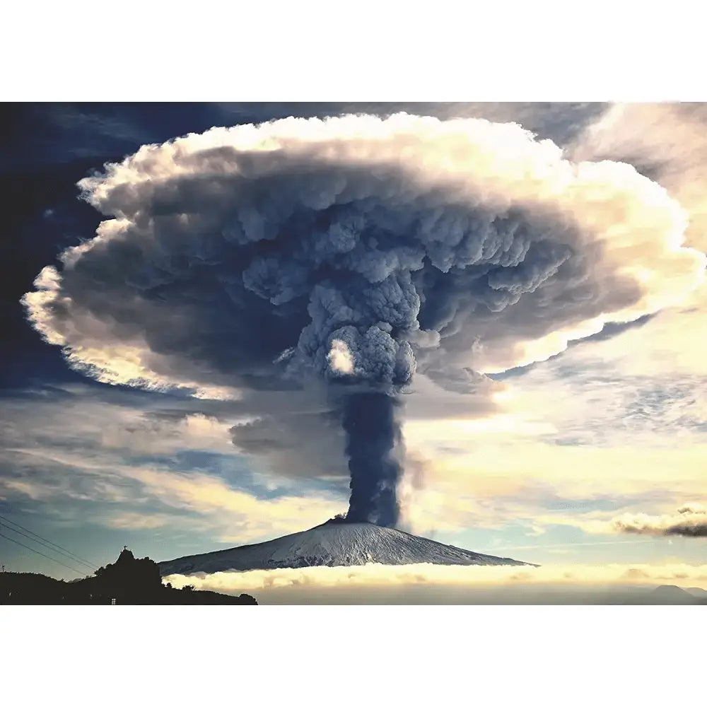 Puzzle 1000 pezzi vulcano etna nature edition con nube di cenere vulcanica e monte innevato sotto cielo parzialmente nuvoloso