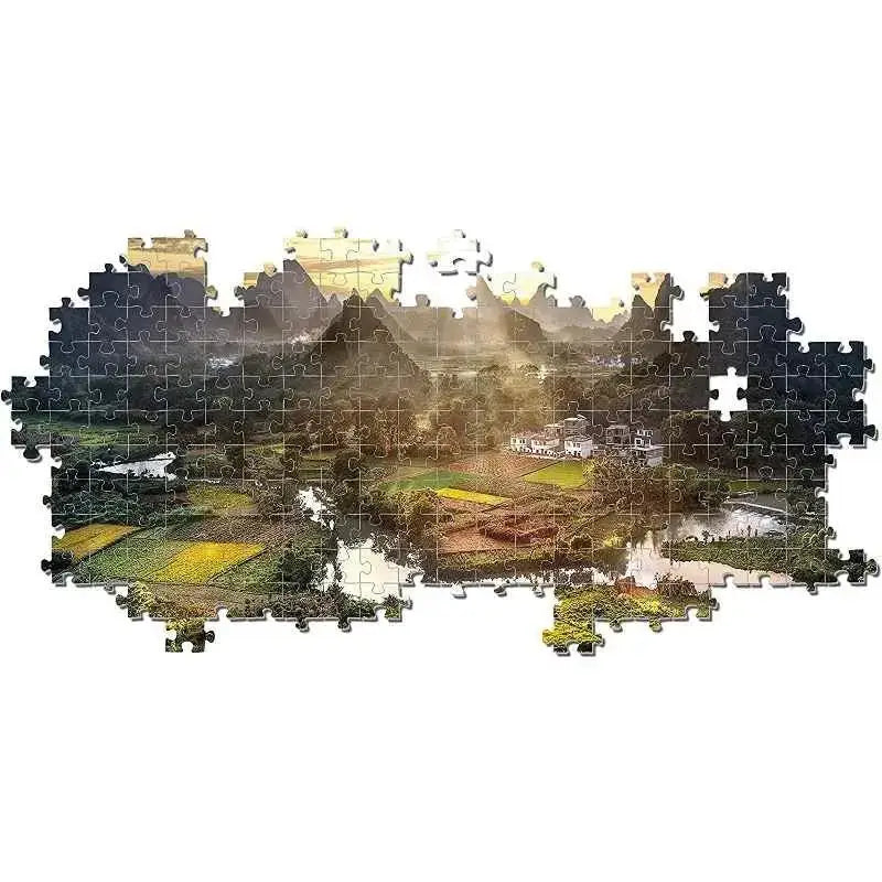 Puzzle 2000 pezzi panorama cinese con paesaggio montano sereno, campi verdi e case bianche sotto cielo dorato