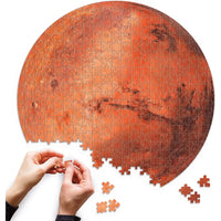 Puzzle 500 pezzi marte raffigurante la superficie di marte con crateri e zone scure arancio-rosse