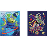 Due pezzi di puzzle lenticolare toy story con alieno verde e buzz lightyear nello spazio di spin master