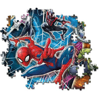 Puzzle spiderman maxi supercolor da 104 pezzi con eroi vivaci su sfondo blu con ragnatela