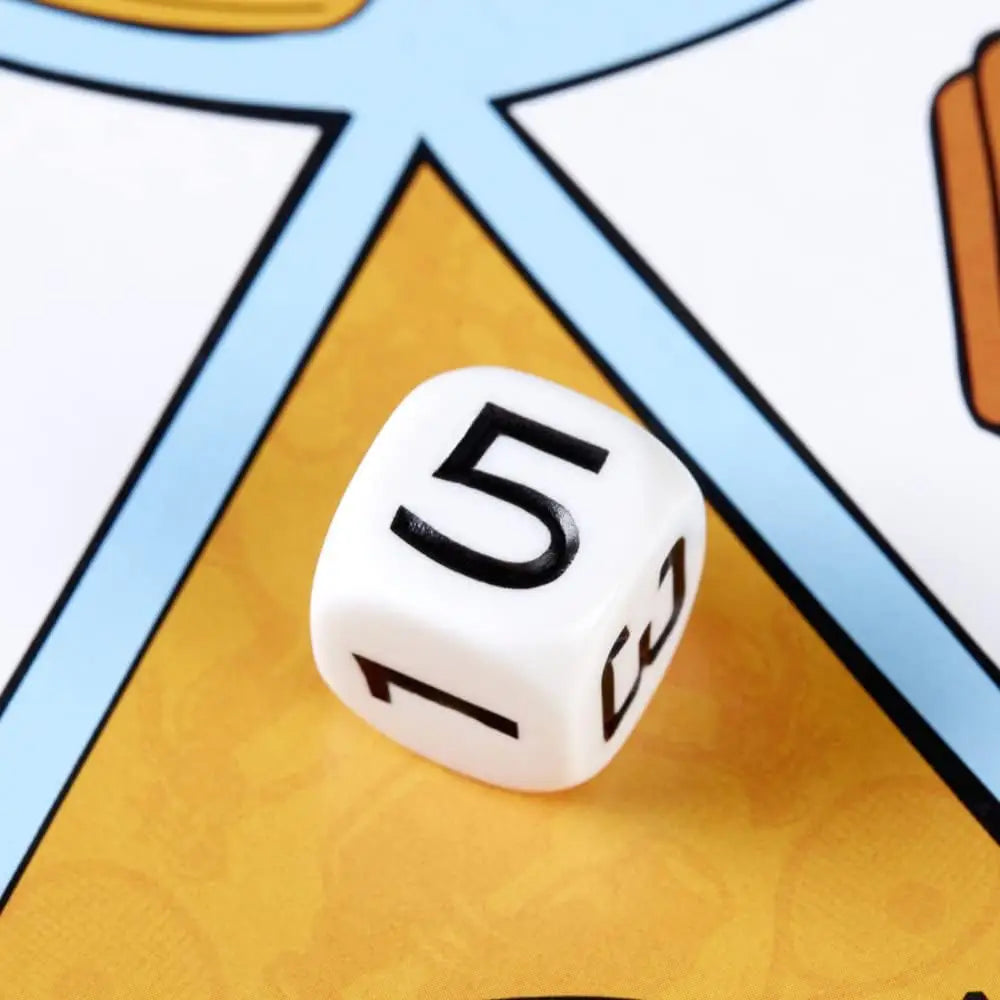 Dado bianco a sei facce con numeri neri che mostra il numero cinque per trivial pursuit edizione famiglia