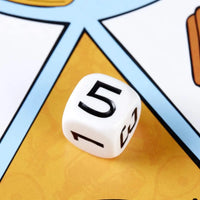 Dado bianco a sei facce con numeri neri che mostra il numero cinque per trivial pursuit edizione famiglia