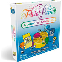 Scatola del gioco da tavolo trivial pursuit edizione famiglia con logo arcobaleno e personaggi cartoon che tengono carte
