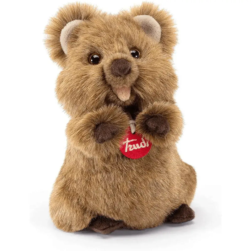 Plush quokka peluche trudi marrone con pelo soffice occhi scuri lingua rosa e ciondolo a cuore rosso fudd